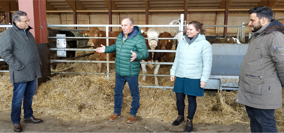 Auf dem landwirtschaftlichen Betrieb von Landwirt Heinrich Roser (2. v. l.) wurde j�ngst der Startschuss f�r das �koNetzBW gegeben. Mit dabei der Minister f�r Ern�hrung, L�ndlichen Raum und Verbraucherschutz Peter Hauk, MdL, (l.) Pia M�ller-Cyran, Projektkoordinatorin des �koNetzBW und Christoph Zimmer, Gesch�ftsf�hrer der Arbeitsgemeinschaft �kologischer Landbau (r.).