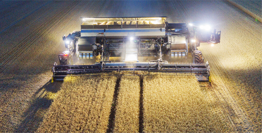 Ein Fahrzeug f�r alle Bearbeitungsschritte: Getreideernte mit dem System Nexat und M�hdrescher NexCo in der Nacht.