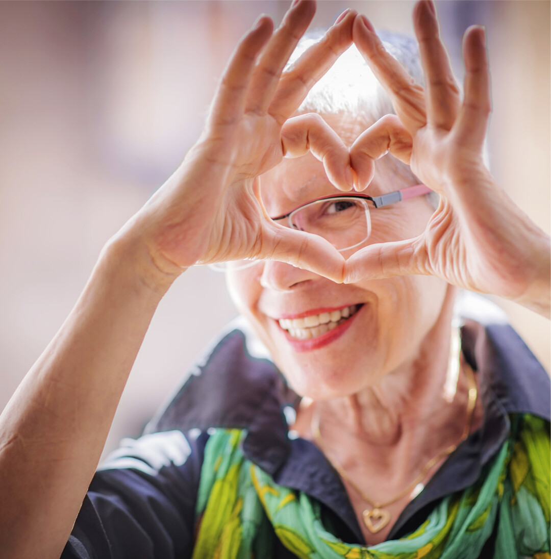 Fotowettbewerb zum Leben im Alter Die Bundesarbeitsgemeinschaft der Seniorenorganisationen l�dt zur Teilnahme am Fotowettbewerb VielfALT" ein. Gesucht werden Fotografien, die die Vielfalt und Potenziale �lterer Menschen in der heutigen Gesellschaft dokumentieren und stereotype Altersbilder hinterfragen. Der Fotowettbewerb findet im Rahmen des Programms Altersbilder" des Bundesministeriums f�r Familie, Senioren, Frauen und Jugend statt und begleitet zugleich die Erarbeitung des Neunten Altersberichts zum Thema Alt werden in Deutschland  Potenziale und Teilhabechancen". Fotos k�nnen in den folgenden vier Kategorien eingereicht werden: Das bin ich. Individuell im Alter Mittendrin. Aktiv und engagiert bis ins hohe Alter Licht und Schatten. Herausforderungen im Alter Gemeinsam geht was. Jung und Alt im Austausch Teilnahmeschluss ist der 21. Mai 2023. Die Erstplatzierten der Kategorien erhalten jeweils 2000 Euro, die Zweitplatzierten jeweils 1500 Euro und die Drittplatzierten jeweils 1000 Euro. Hinzu kommt ein Publikumspreis in H�he von 1000 Euro. Die Preisverleihung findet am 12. September 2023 in Berlin statt. Die pr�mierten und alle weiteren eingereichten Fotos werden auf der Wettbewerbsseite und der Webseite zum Programm Altersbilder" sichtbar gemacht. Die pr�mierten Fotos werden zudem im Rahmen der �ffentlichkeitsarbeit zum Programm Altersbilder und zum Neunten Altersbericht eingesetzt. Alle Informationen und Materialien zum Wettbewerb unter: www.bagso.de.