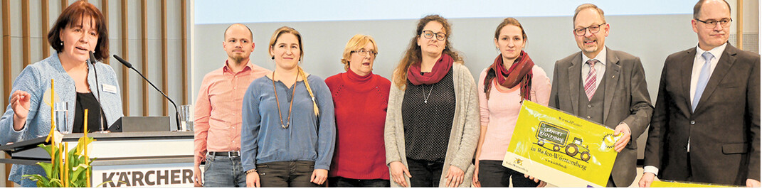 �bergeben Hofschilder an engagierte Bauernfamilien: Projektleiterin Andrea Bleher (l.), LBV-Vize Klaus Mugele (2. v. r.), Gesch�ftsf�hrer Helmut Bleher (r.).