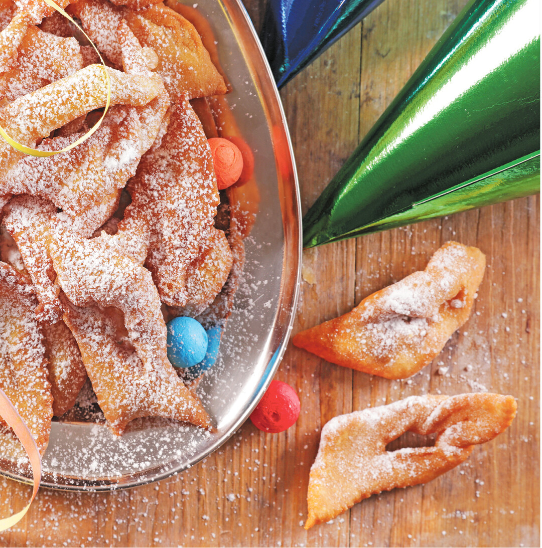 Hasen�hrle als Faschingsgeb�ck gehen so: Mit dem Knethaken einen glatten Teig herstellen aus: 300 g Mehl, 75 g weicher Butter, 50 g Zucker, 1 P�ckchen Vanillezucker, 2 Eier, 2 Eigelb, 1 Prise Salz, 2 EL Saure Sahne. Teig 30 Minuten kaltstellen, messerr�ckendick auswellen, Rauten von 5 cm schneiden, der L�nge nach in der Mitte einschneiden und ein Teigende durchziehen. Im hei�en Fett ausbacken und mit Zimtzucker bestreuen.