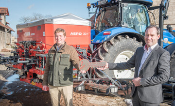  Erfolgreiche �bergabe: Wilfried M�ller (Gesch�ftsf�hrer RAUCH Landmaschinenfabrik GmbH, rechts) �bergibt Jobst G�deke (Leiter PraxisLabor Digitaler Ackerbau) vor der LWK-Versuchsstation in Schickelsheim (K�nigslutter/ Kreis Helmstedt) den symbolischen Schl�ssel f�r den innovativen Pneumatik-D�ngerstreuer.