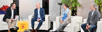 An der von Manfred Ehrle (l.) moderierten Diskussionsrunde zur Zukunft des Obstbaus am Bodensee nahmen teil (v. r.) Thomas Heilig, Vorsitzender der Obstregion Bodensee, Birgit Gutberlett, Geschäftsführerin der ÖKOBO und Dr. Christian Scheer, Pflanzenschutzexperte am KOB Bavendorf. Zugeschaltet war Peter Ehleiter vom Einkauf Edeka Südwest.