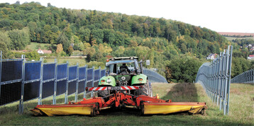 M�harbeiten zwischen senkrecht aufgestellten Agri-Fotovoltaikanlagen.� �