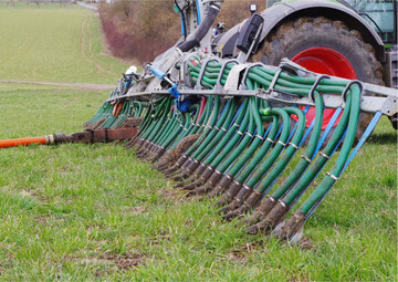 Wer mit Gülle düngt, kann langfristig mit einer Wirkung rechnen. Wer kurzfristig auf Nährstoffbedarfe des Grünlands reagieren will, kann zu granulierten Düngern greifen.