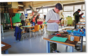 H�chste Konzentration beim Anschlie�en des Steckers an ein Beleuchtungskabel.