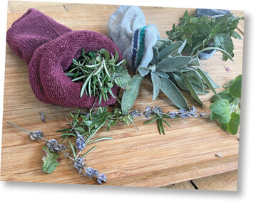 Riecht gut, tut gut: Einzelsocken werden mit getrockneten Lieblingskr�utern gef�llt zu Wohlf�hldufts�ckchen.