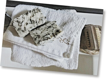 Kr�uter als Kosmetik: Getrocknet, gerebelt, geknetet  schon ist die Seife fertig.