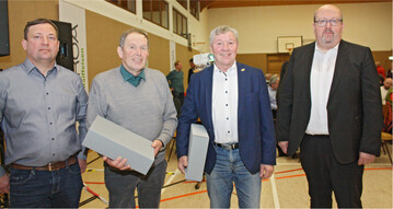 Mit einem Pr�sent als Dank f�r die geleistete Arbeit wurden der seitherige Vorsitzende Friedhelm Zoller (2. v. r.) und Beisitzer Hans Kaiser (3. v. r.) vom neuen Vorsitzenden Markus Rupp (l.) und Schriftf�hrer Dieter Schleihauf verabschiedet.