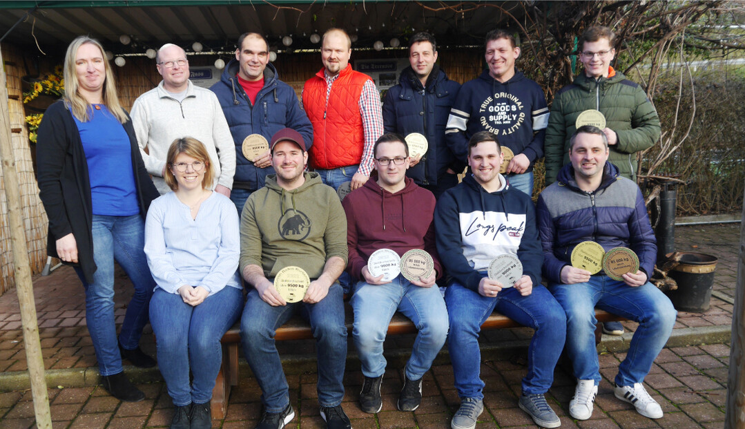 An Leistung mangelt es im Rinderzuchtverein Main-Tauber-Kreis nicht. Vorsitzende Susanne Ott (l.)� und Gesch�ftsf�hrerin Julia Stolz mit den ausgezeichneten Betriebsleitern.