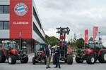 Die offizielle Maschinenübergabe an Uli Hoeneß, Präsident des FC Bayern München eV, erfolgte am 31. August auf dem FC Bayern Campus durch BayWa Vorstandsvorsitzenden Klaus Josef Lutz (r.).