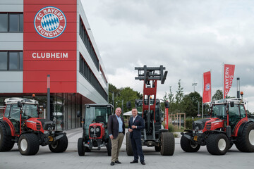 Die offizielle Maschinen�bergabe an Uli Hoene�, Pr�sident des FC Bayern M�nchen eV, erfolgte am 31. August auf dem FC Bayern Campus durch BayWa Vorstandsvorsitzenden Klaus Josef Lutz (r.).