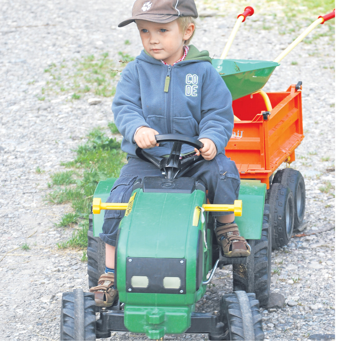 Auf einem Bauernhof erleben Kinder, was an Arbeit anf�llt. Im unbeschwerten Spiel vollziehen sie das nach. Und Schlepperfahren macht immer Spa�, auf kleinen oder gro�en Modellen. Man sieht es Malte an.