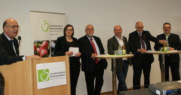 In einer Diskussionsrunde legten Landtagsabgeordnete ihre Position zur Politik f�r den Obstbau dar: (v. l.) LVEO-Pr�sident Franz Josef M�ller, Moderatorin Ariane Amstutz, Ernst Kopp (SPD), Martin Hahn (Gr�ne), Dr. Friedrich Bullinger (FDP) und Karl Rombach (CDU). 