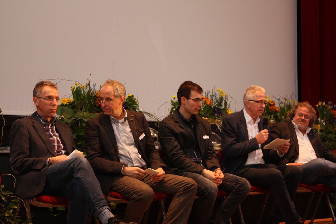 Die Referenten des Baden-W�rttembergischen Pflanzenschutztags diskutieren mit den Besuchern in Bad Mergentheim: v. l. Michael Lenz, Hartmut Lindner, Theodor Bender, Dr. Friedrich Merz und Prof. Ralf Thomas V�gele.