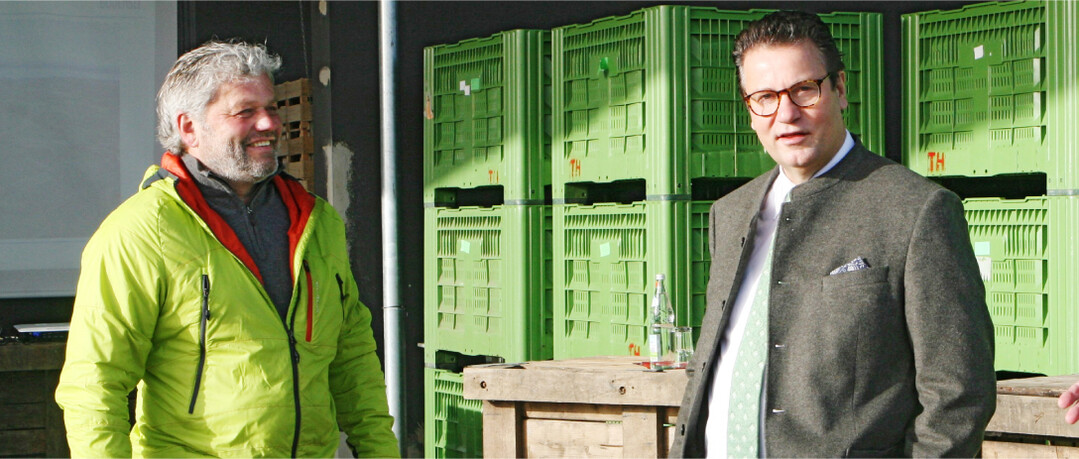 Zum Austausch �ber Sorgen und N�te der Obstbauern am Bodensee kam Landwirtschaftsminister Peter Hauk (r.) auf den Obsthof von Thomas Heilig in Bavendorf.