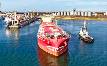 In Odessa verl�sst ein mit Mais beladener Frachter den ukrainischen Schwarzmeerhafen mit Fahrtrichtung Deutschland. Das Foto entstand vor dem russischen Einmarsch.