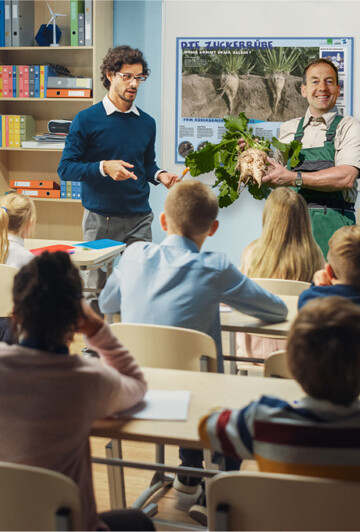 Landwirtinnen und Landwirte berichten im Klassenzimmer über Lebensmittelerzeugung.