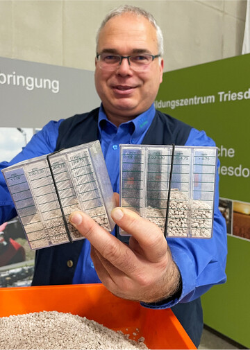 Ulrich Lossie zeigt, wieso es wichtig ist neugekauften D�nger mit der Sch�ttelbox zu kontrollieren. Qualitativ minderwertige Ware (links) hat ein weites Korngr��enspektrum und einen hohen Staubanteil.�