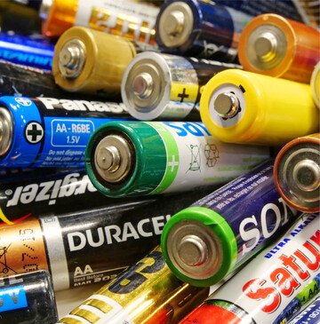 Altbatterien: Nur knapp die H�lfte landet in der Wiederverwertung Die Fernbedienung will nicht mehr, der Wecker auf dem Nachttisch hat den Geist aufgegeben und das kleine Spielzeugauto hupt nicht mehr. Batterien leer. Fix die alten raus und neue rein. Gewechselt sind die Energietr�ger schnell, aber sie sollten nicht im gleichen Handgriff direkt in den M�lleimer fliegen, denn. Zum einen, weil sie gesundheits- und umweltgef�hrdende Stoffe wie Quecksilber, Cadmium und Blei enthalten, zum anderen, weil Wertstoffe wie Stahl, Zink, Aluminium und Silber recycelt werden k�nnen. Im Jahr 2021 wurden laut Umweltbundesamt 48,2 Prozent der in Verkehr gebrachten Batterien der Wiederverwendung zugef�hrt. F�r die EU-Auflagen ist das ausreichend, aber aus Sicht von Umweltschutz und Nachhaltigkeit geht das noch besser. Dabei ist die Entsorgung kein gro�er Aufwand, denn Sammelboxen gibt es an vielen Stellen: Beispielsweise beim Discounter, im Drogeriemarkt oder im Baumarkt (meist nach den Kassen) und nat�rlich auch bei Wertstoffh�fen sind sie zu finden. mi