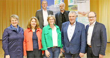Starker Auftritt auf der Tagung (v.l.): Kerstin Wriedt, Initiative Milch 2.0; Dr. Dagmar Duda-Spiegel, MLR; LBV-Vizepr�sidentin Rosi Geyer-F��ler; Hans Roggenkamp, KBV Ulm-Ehingen; LBV-Vizepr�sident Hans-Benno Wichert; hintere Reihe: Horst Wenk, stellvertretender LBV-Hauptgesch�ftsf�hrer (links) und J�rgen Geyer vom Verband der Milcherzeuger Bayern.