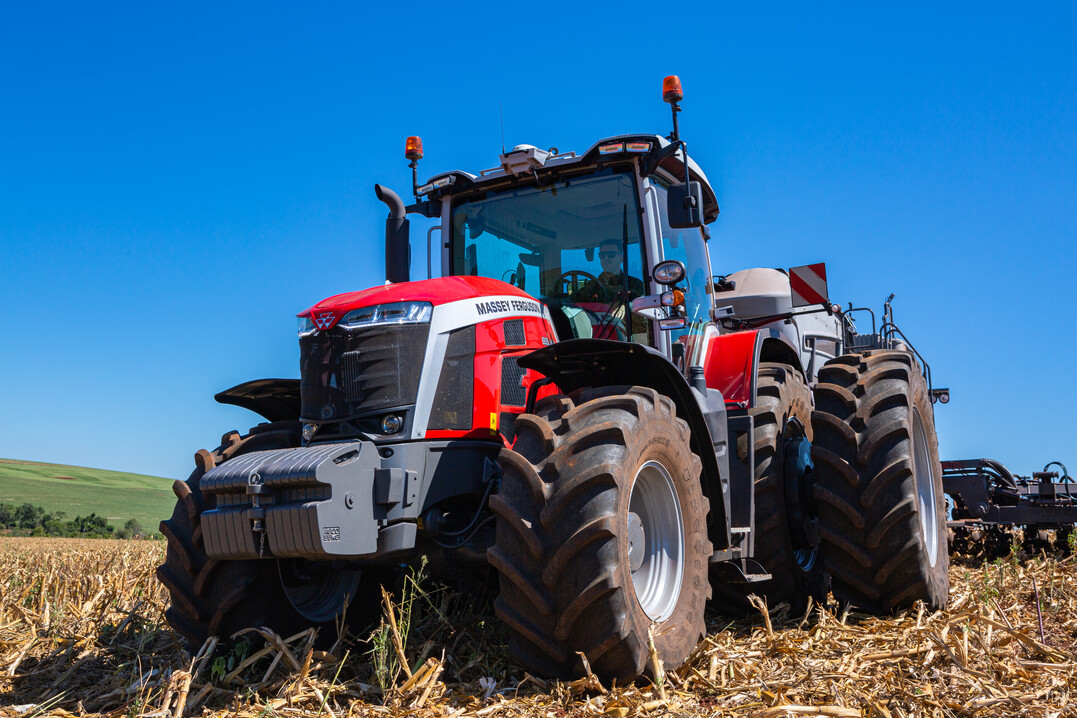 Der Traktor MF 8S.265 wird von einem 7,4-Liter-Sechszylinder-Motor von AGCO Power angetrieben, welcher dem neuesten Stand der Motorentechnologie entspricht.