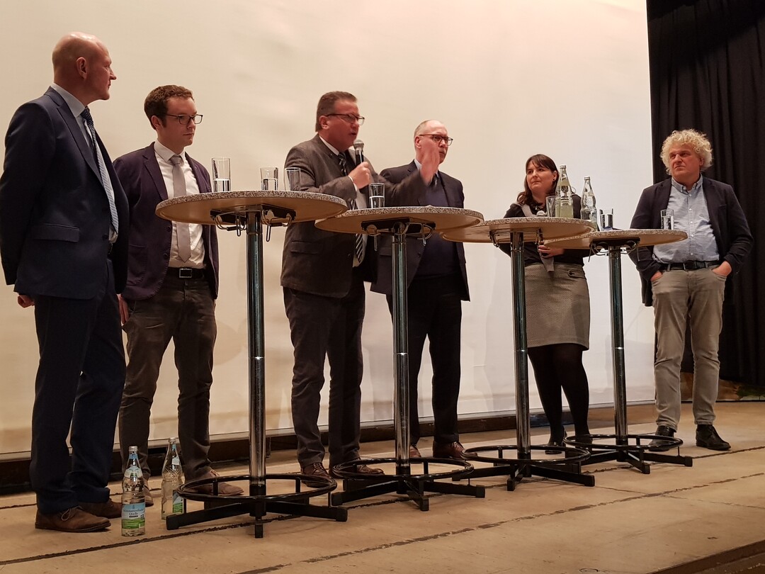 Unter Moderation von Pressesprecherin Isabel Kling (2. v. r.) standen Dr. Christian Scheer, Michael Glaser, Landwirtschaftsminister Hauk, Dr. Konrad R�hl und Dr. Ulrich Mayr den Landwirten Rede und Antwort. 