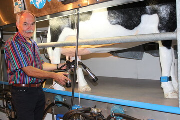 Dr. Hartmut Grimm von der Unversit�t Hohenheim erl�utert den Meilenstein im Milchentzug durch Entwicklung des Melkstands.