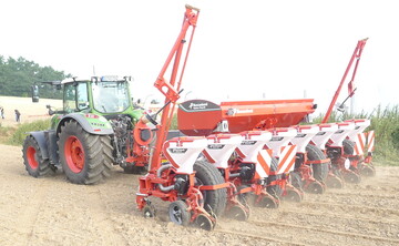 Mit der Optima SX High Speed Einzelkorn-S�maschine k�nnen Saatg�ter wie Mais, R�ben, Raps und Sonnenblumen mit einer Fahrgeschwindigkeit von bis zu 18 km/h abgelegt der in gewohnter Genauigkeit werden. Aufgrund des neu gestalteten S�herz bleibt die Ablagequalit�t auch bei hohen Arbeitsgeschwindigkeiten konstant auf hohem Niveau. Durch ein unter �berdruck gesetztes S�herz haben die Kverneland Ingenieure eine neue Vereinzelungstechnologie in die Optima integriert. Die Saatk�rner werden dabei durch Luft beschleunigt mit bis zu 70 km/h in die Saatfurche bef�rdert. Eine weiche Andruckrolle fixiert die K�rner anschlie�end in der Saatfurche. Die Einzelkorns�ger�te werden auf ISOBUS-Basis gesteuert. So bleiben alle bew�hrten Funktionen wie GeoControl und GeoSeed integriert. Mit GeoControl und GPS wird jede S�reihe automatisch an der richtigen Stelle gestartet oder gestoppt, so dass es keine Fehlstellen oder �berlappungen gibt. GeoSeed erlaubt die Ablage der K�rner im Feld in Form eines Dreiecks- oder Quadratverbands.