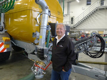 Bevor ein Güllefasswagen das Werk verlässt, wird er mit Wasser befüllt und durchläuft einen letzten Funktionscheck, wie Sebastian Zunhammer erklärt.