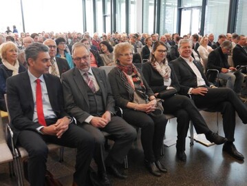 Wer ern�hrt zuk�nftig wie die Welt? Hier�ber sprach am 16. Februar 2018 beim Kreisbauerntag im Alfred-K�rcher-Auditorium in Winnenden �konomie-Professor Matin Qaim (links). Daneben (von links): LBV-Vizepr�sident Klaus Mugele mit Ehefrau und Tochter sowie K�rcher-Vorstandsvorsitzender Hartmut Jenner.