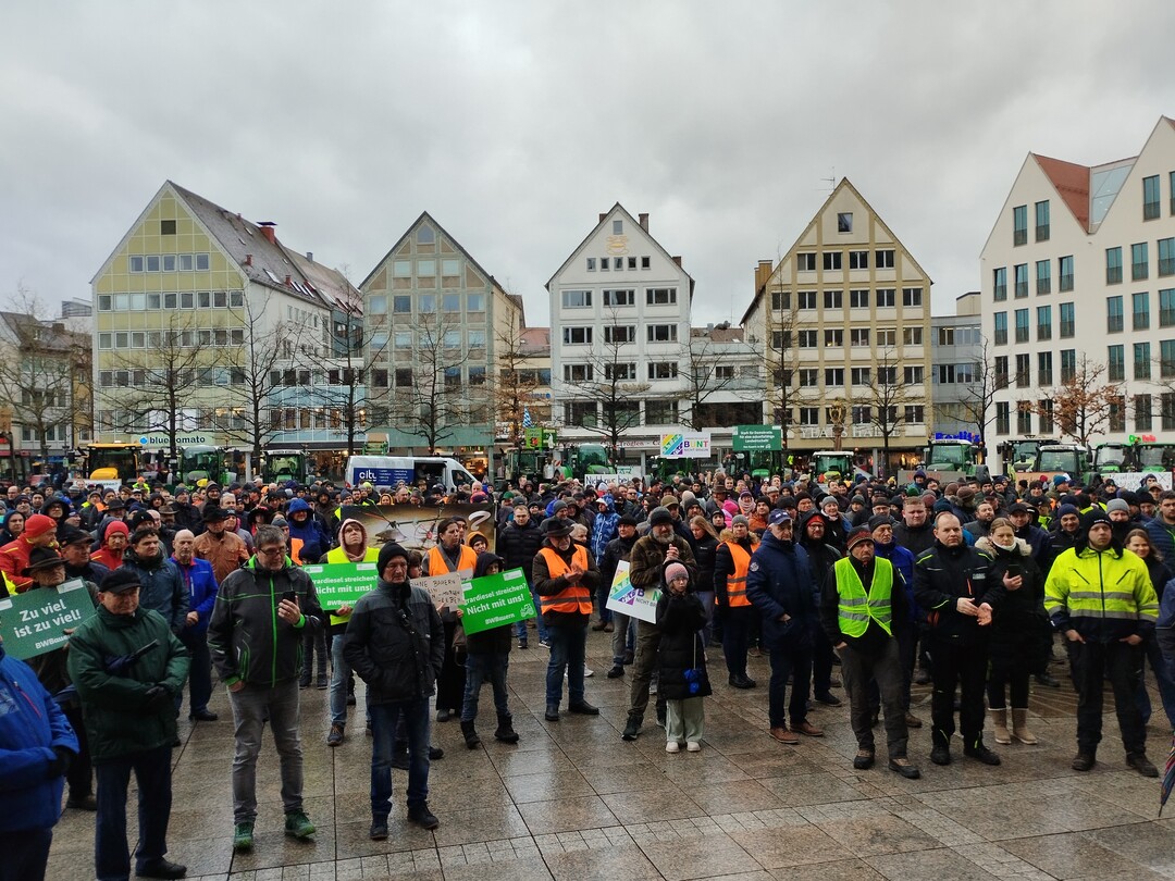 Die Redner machten auf der Bauernkundgebung ihrem �rger gegen die Politik der Bundesregierung Luft. Daf�r gab es viel Applaus von den Teilnehmern der Demonstration.