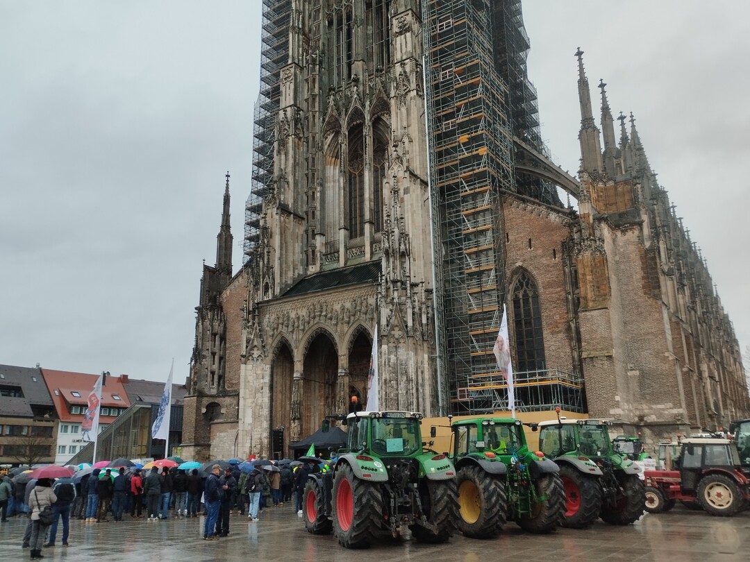 Eskortiert von �ber 40 Traktoren versammelten sich am vorvergangenen Freitag rund 1000 Menschen auf dem M�nsterplatz in Ulm.