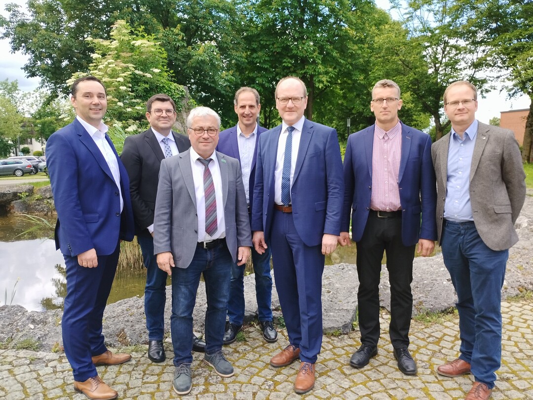 Sich künftig gemeinsam für den Erhalt der Herdbuchzucht in Ostdeutschland stark machen. Das wollen (v. l.): Dr. Raffael Wesoly, SZV-Geschäftsführer, Albrecht Weber, SZV-Zuchtleiter German Pietrain, Torsten Roder, HSZV-Vorstandsvorsitzender, Tobias Peter, SZV-Vizepräsident, Hans-Benno Wichert, SZV-Präsident, Jürgen Rohwer, SZV-Vizepräsident, und Christian Schmoll, HSZV-Geschäftsführer. | Foto: Ast