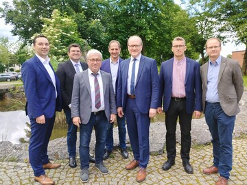 Sich k�nftig gemeinsam f�r den Erhalt der Herdbuchzucht in Ostdeutschland stark machen. Das wollen (v. l.): Dr. Raffael Wesoly, SZV-Gesch�ftsf�hrer, Albrecht Weber, SZV-Zuchtleiter German Pietrain, Torsten Roder, HSZV-Vorstandsvorsitzender, Tobias Peter, SZV-Vizepr�sident, Hans-Benno Wichert, SZV-Pr�sident, J�rgen Rohwer, SZV-Vizepr�sident, und Christian Schmoll, HSZV-Gesch�ftsf�hrer. | Foto: Ast