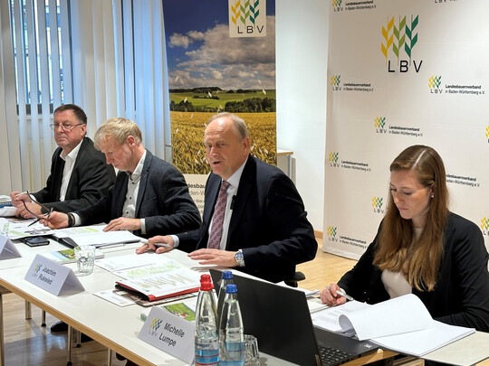 Pressekonferenz im Landesbauernverband in Baden-Württemberg (v. l.): Horst Wenk, stellvertretender Geschäftsführer im LBV, LBV-Hauptgeschäftsführer Marco Eberle, LBV-Präsident Joachim Rukwied und LBV-Referentin Michelle Lumpe.