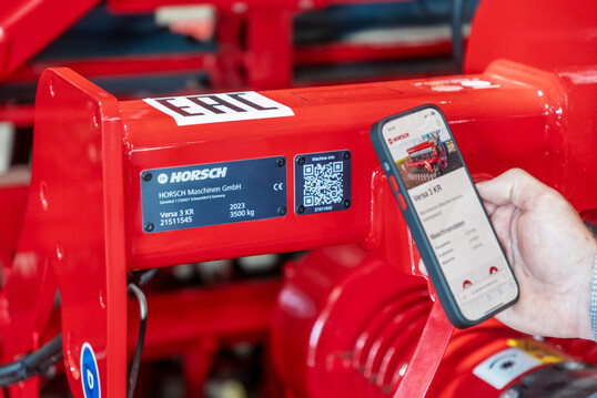 Ein QR-Code an der Maschine ermöglicht das Abrufen von Daten.