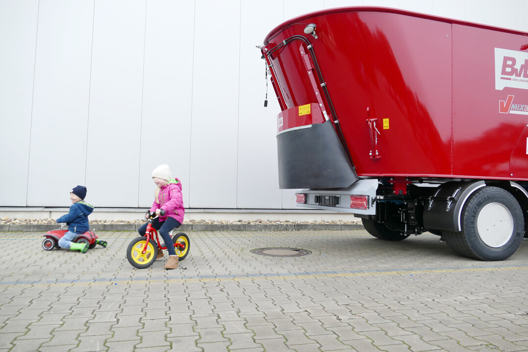 Die im Kamerasystem integrierte KI erkennt Personen und warnt.