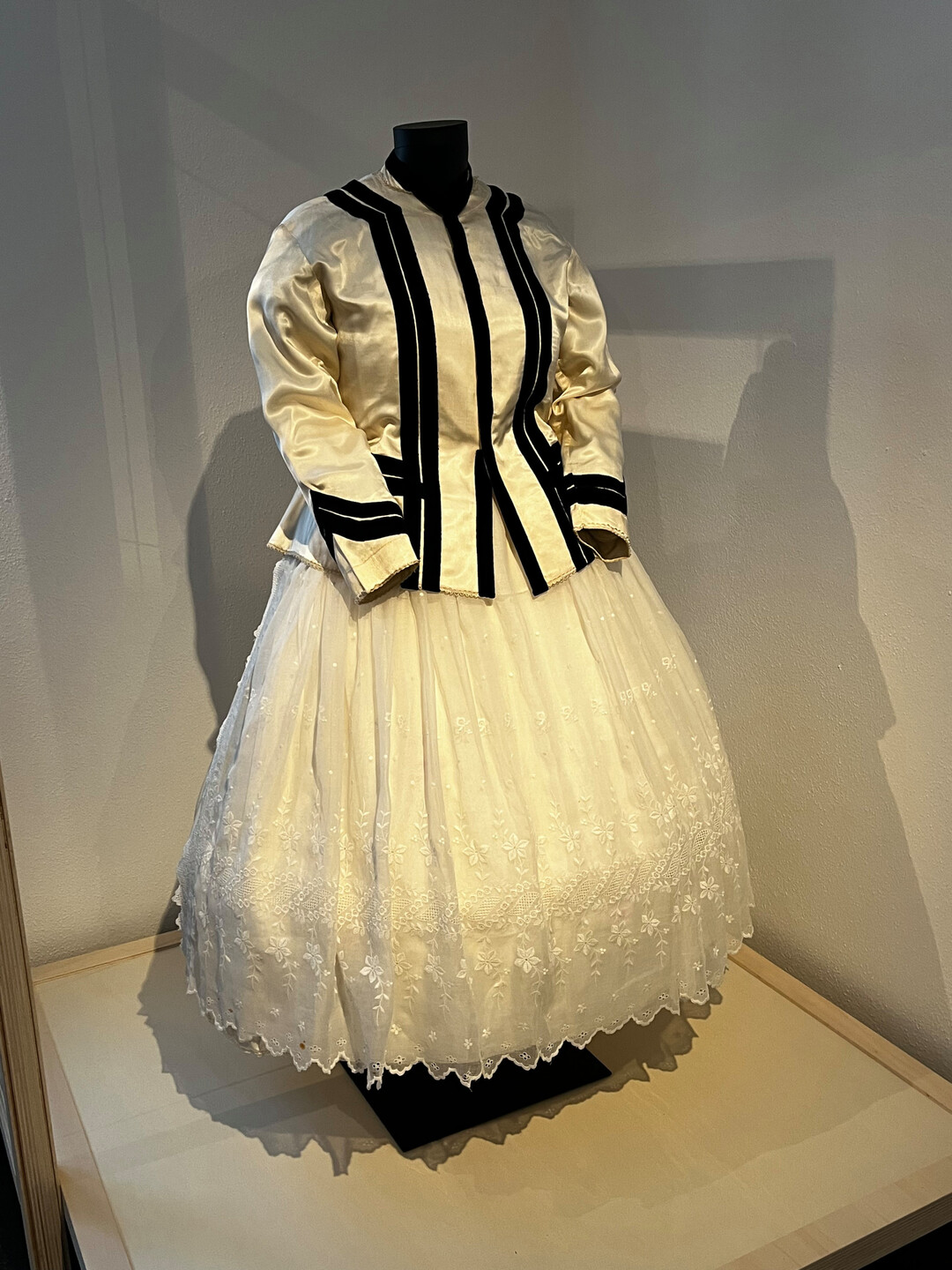 Die weiße Tracht von Anna Remy ist 1955 eine wahre Sensation.