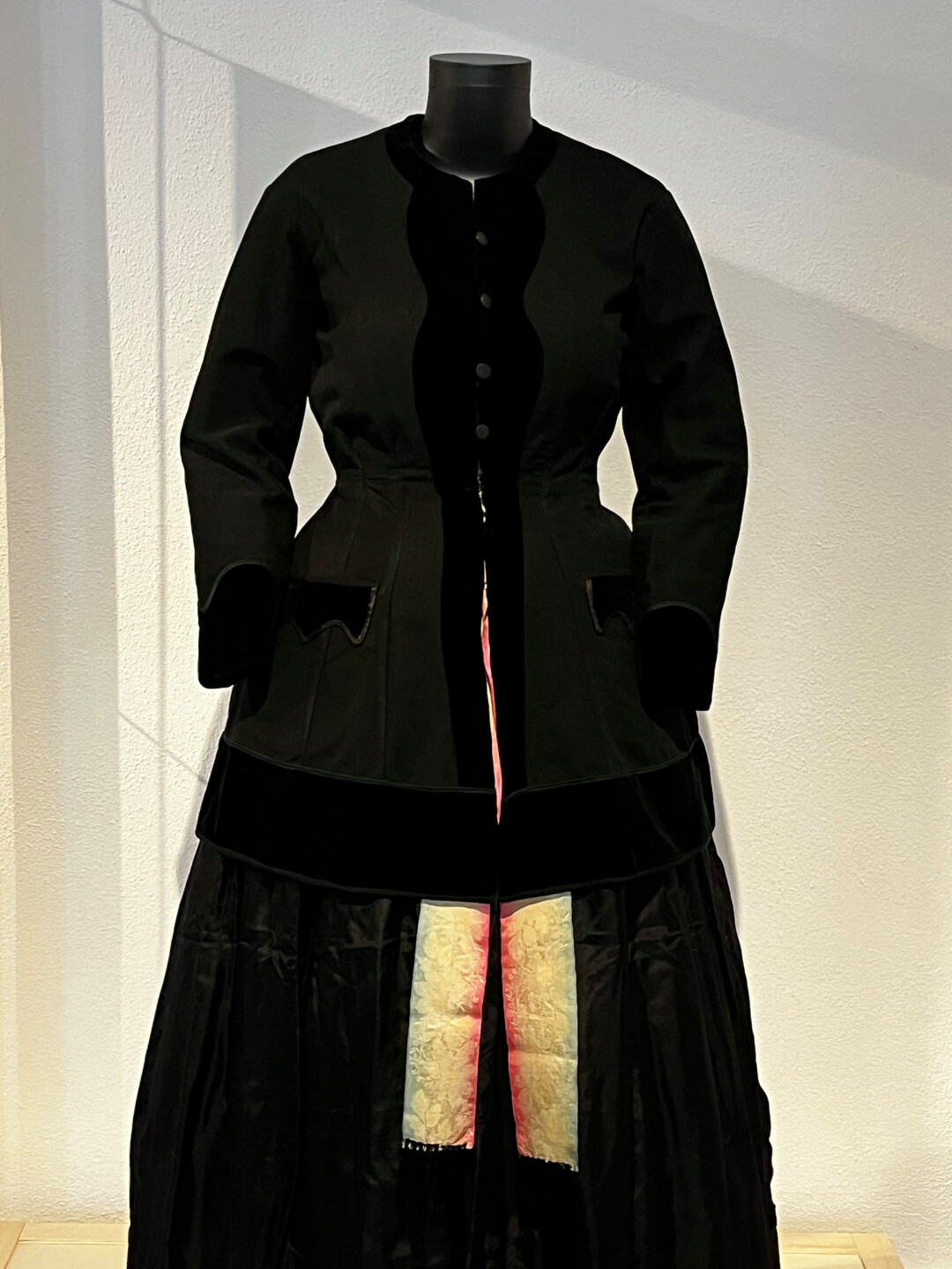 Schwarze Tracht von Anna Katharina Tremml.