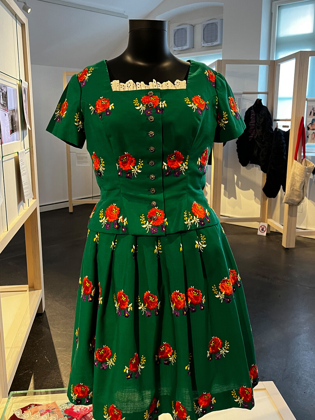 Elisabeth Märcz schneiderte nach dem Tod der Schwester einige Kleider nach modernen Aspekten um.