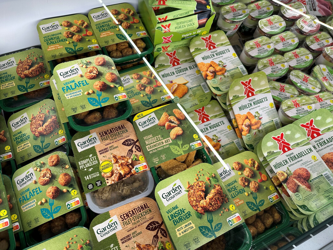 Auswahl fleischloser Alternativen im Supermarkt. Ihr Anteil in den Regalen nimmt vor allem in den St�dten zu. Leider kommt ein Gro�teil der Rohstoffe aus dem Ausland.