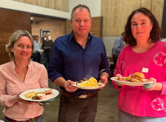 Sabine Preu� (Gebr. B�cker Putenbr�terei), Marcus K�nninger (Vorsitzender der PEG) und Judith Adler (Putenhalterin) freuen sich auf die Putenspezialit�ten.