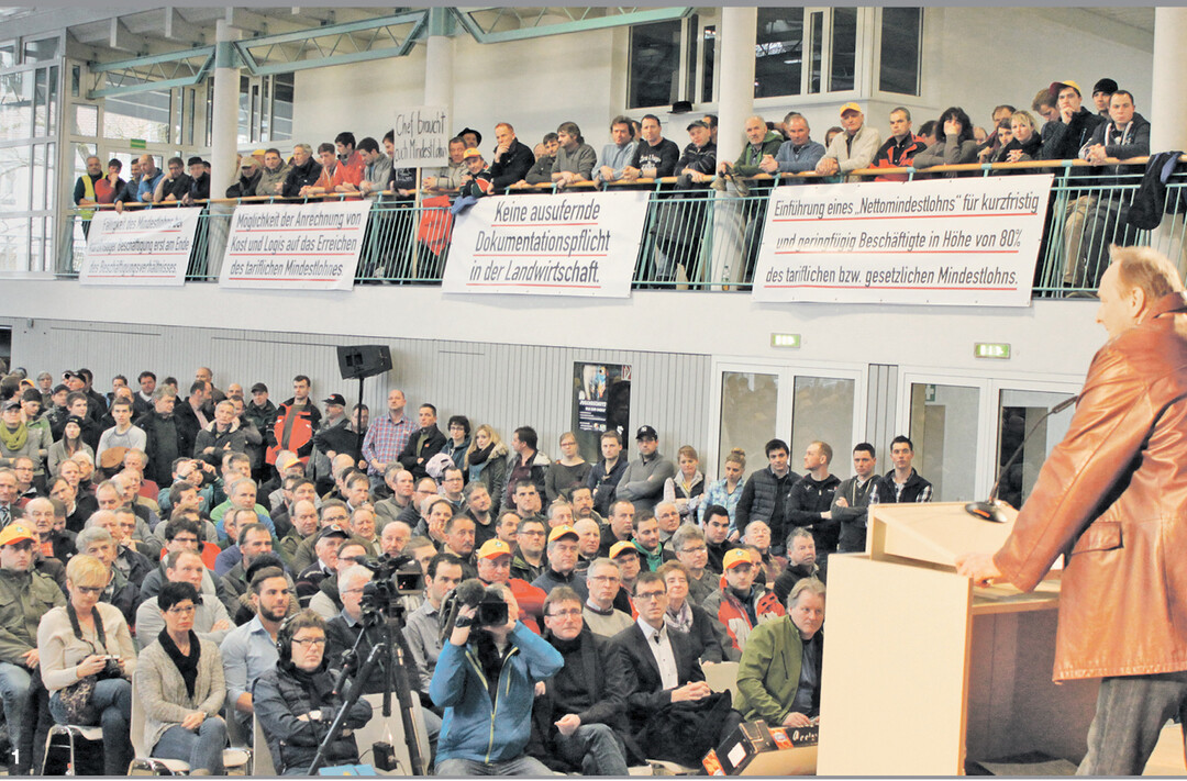 �ber 1500 Landwirte mit rund 300 Traktoren aus ganz S�ddeutschland versammelten sich am Montag im Meckenbeurener Ortsteil Brochenzell. Sie machten ihrem Unmut �ber ihre wirtschaftliche Situation und die ausufernde B�rokratie Luft.