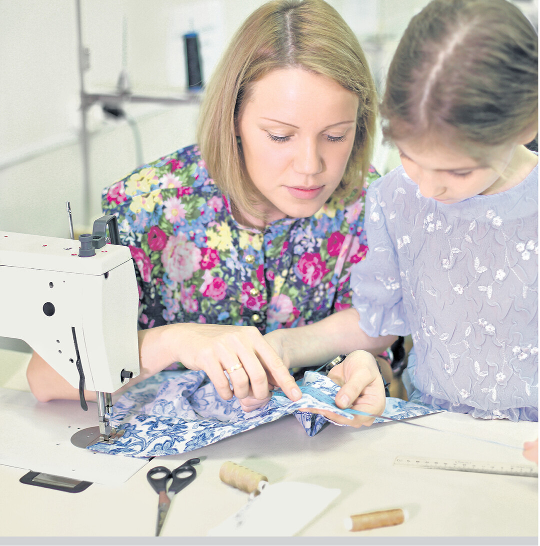 Wer mit der N�hmaschine umgehen kann ist fein raus: Schnell einen Saum hochn�hen, einen Flicken auf das Loch in der Jeans steppen. Sitzkissen lassen sich farblich passend zur Jahreszeit oder zum neuen Sofa einfach selber fabrizieren. Von echter Schneiderinnenkunst ganz zu schweigen.