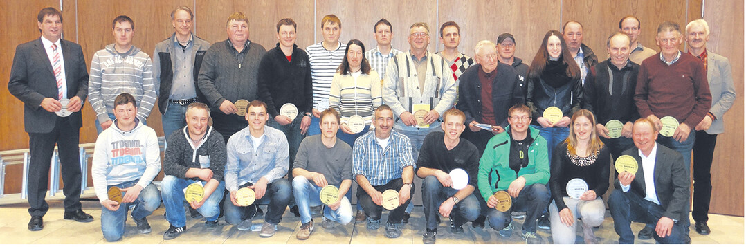 Die stolzen Medaillentr�ger des Rinderzuchtvereins Schw�bisch Hall, ausgezeichnet f�r Herdendurchschnitte �ber 8000 Liter.