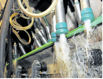 Bei Reinigung und Desinfektion der Melkanlage ist der Wechsel zwischen sauren und alkalischen Mitteln unerl�sslich. Wie h�ufig sauer gereinigt wird, entscheidet die H�rte des Wassers.