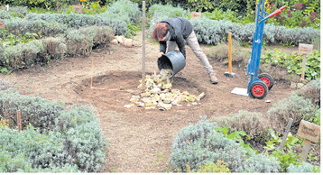 Stabiler Grund: Das Fundament der Spirale wird mit grobem Schotter, Bruchsteinen und Splitt aufgef�llt.