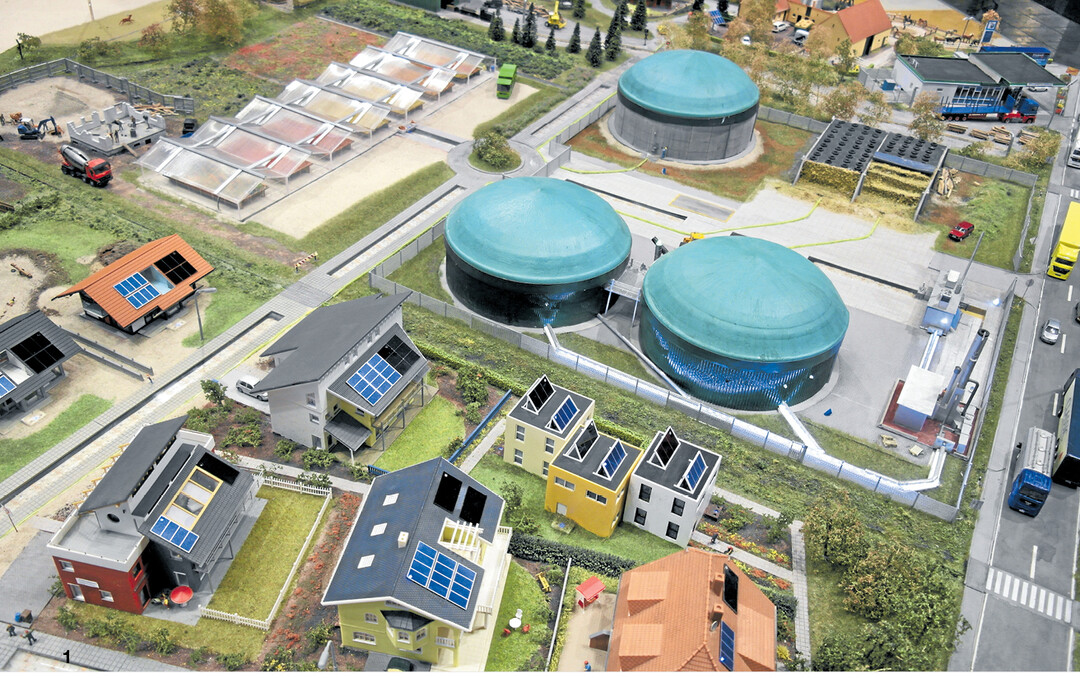 Das Bioenergiedorf als Modell: Eine Kombination aus verschiedenen erneuerbaren Energiequellen (wie beispielsweise Biogas und Fotovoltaik) erm�glicht es, dass das Dorf autark mit Energie versorgt wird.