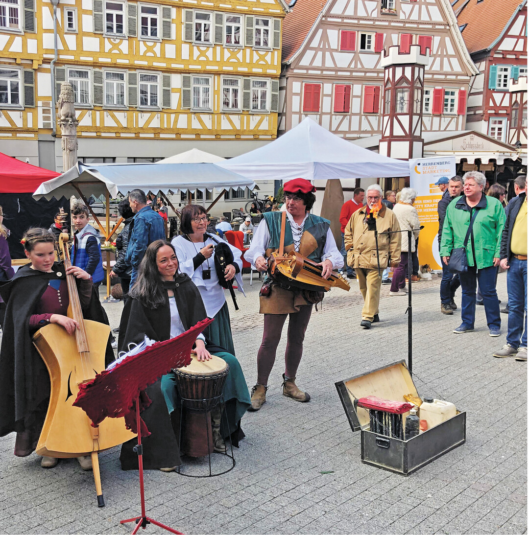 Beim diesj�hrigen Handwerkermarkt in der historischen Altstadt von Herrenberg am Sonntag, 22. M�rz, zeigen Schmied, Zimmermann, B�rstenmacher, Drechsler und verschiedene Kunsthandwerker von 13 bis 18 Uhr ihre Arbeiten. Gleichzeitig laden die Gesch�fte zum Einkaufsbummel ein. F�r Stimmung sorgt musikalische Begleitung und Bewirtung gibt es an St�nden und bei der 1. Narrenzunft Herrenberg im Klosterhof.